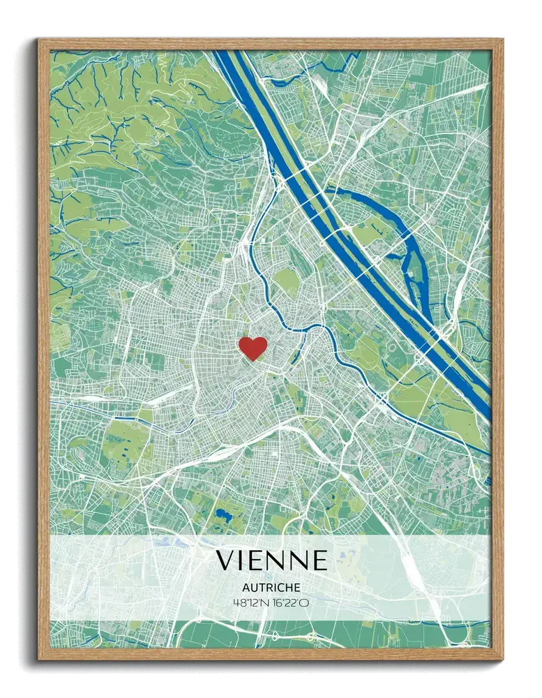 Affiche de plan de ville vert et bleu, cœur rouge et coordonnées sur un bandeau clair, encadrée en bois naturel
