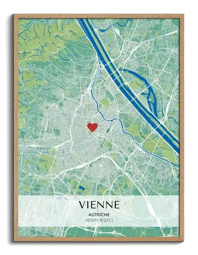 Affiche de plan de ville vert et bleu, cœur rouge et coordonnées sur un bandeau clair, encadrée en bois naturel